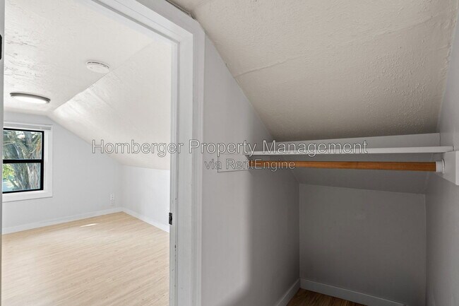 Building Photo - 1327 E Walton Ave
