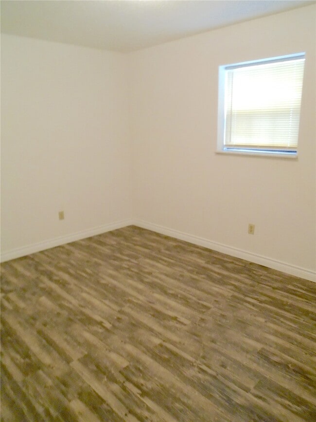 Building Photo - 1002 Apache Dr