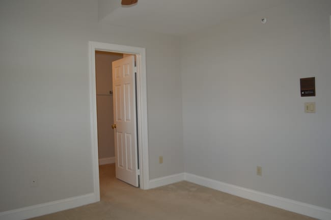 Building Photo - Large Townhouse 3 Bedroom 2 Full Baths and...