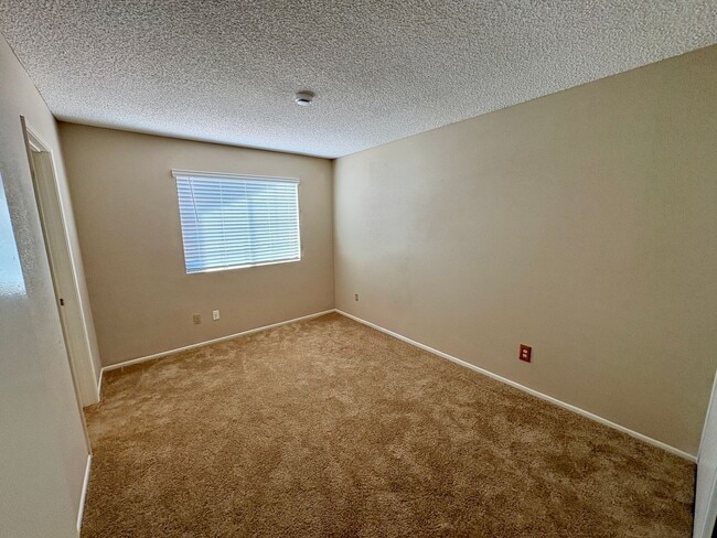 Building Photo - 3BR Oceanside Home Near Alamosa Park and G...