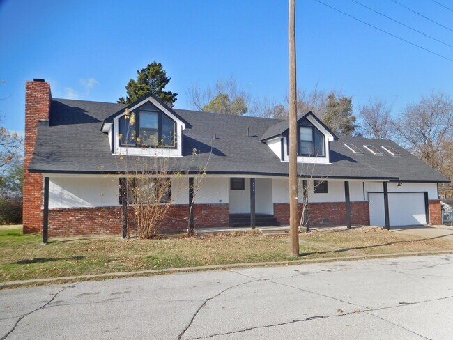 Building Photo - Huge 4 Bedroom in West Tulsa