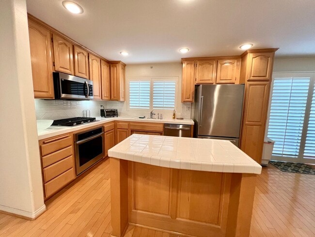 Building Photo - Amazing Downtown Torrance! - 3 bd / 2.5 ba...