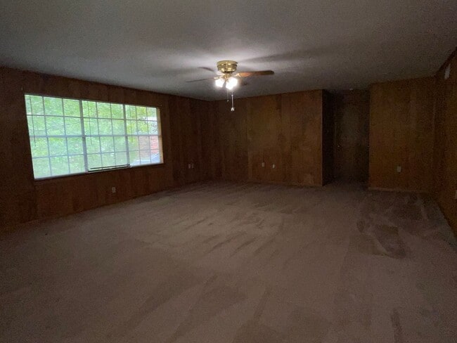 Building Photo - Spacious Home in Country Club Estates