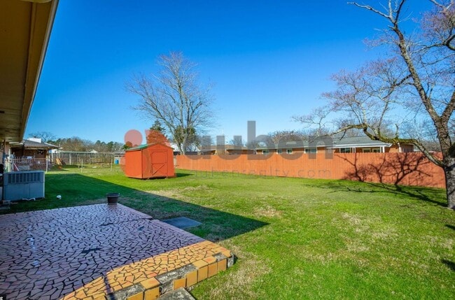 Building Photo - Updated 3 bed 2 bath in East Ridge! Fenced...