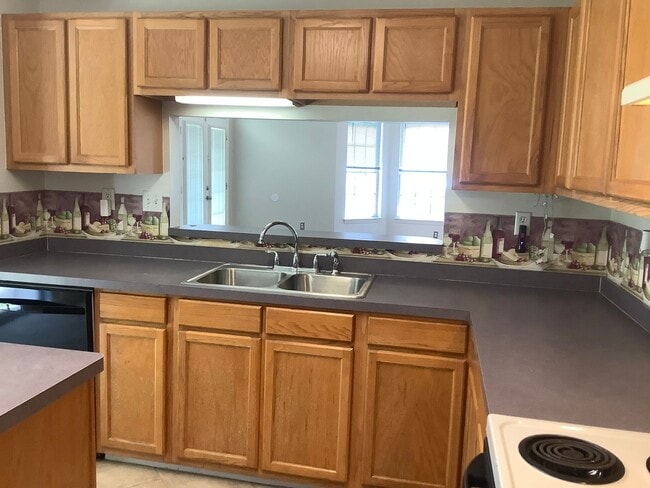 Building Photo - Spacious 3BR/3BA Townhome in PRIME location!!