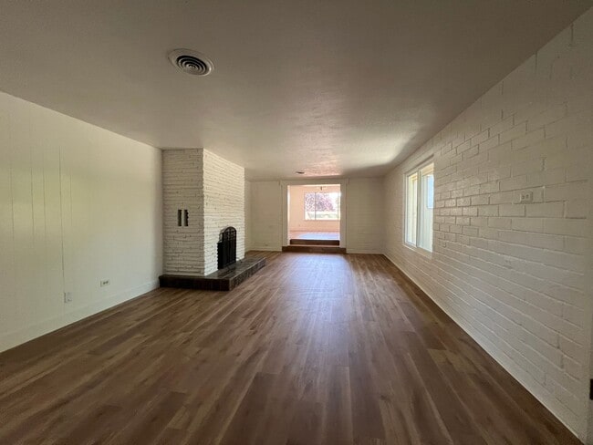 Building Photo - Two Bedroom Two Bathroom in a Parklike Set...