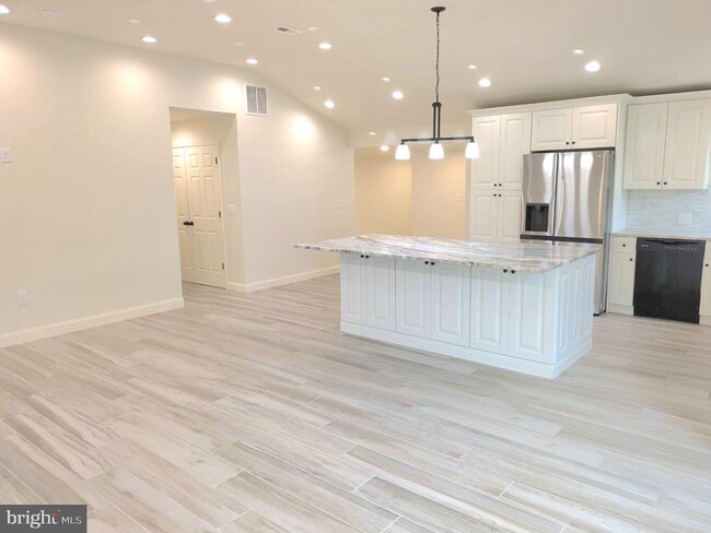 Building Photo - 57 Swan Ln
