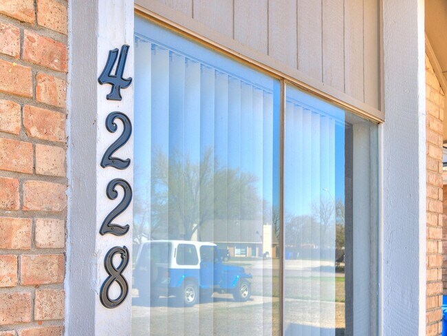 Building Photo - Charming West Norman Duplex