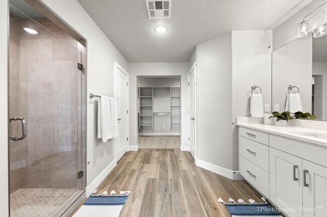 Building Photo - Stunning 4-Bedroom Home!