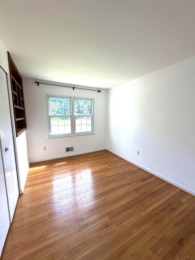 Building Photo - 1234 Pleasant Valley Dr
