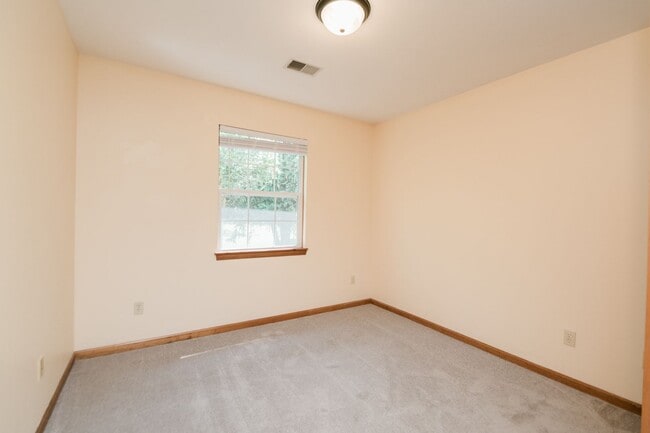 Building Photo - Maintenance free 2 bedroom, 1 bath town-ho...