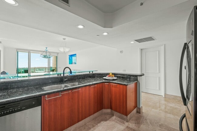 Building Photo - 2640 Lake Shore Dr