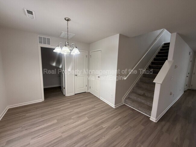 Building Photo - 3904 Vershire Ave