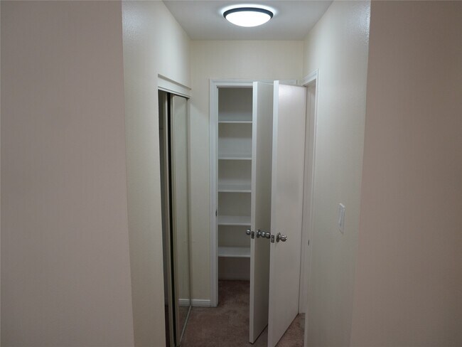 Building Photo - 31 N Lakeridge Cir