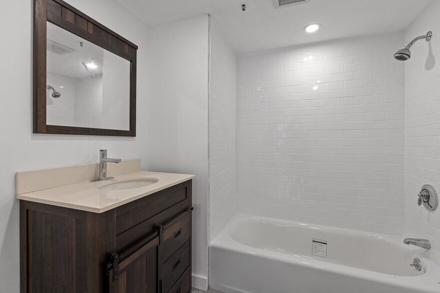 Building Photo - 511 Beacon St