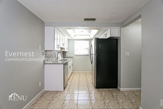 Building Photo - 3 Bed - 2 Bath Cozy Living in the Heart of...