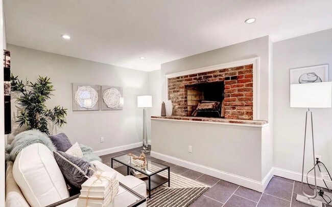 Building Photo - 213-211 11th St NE