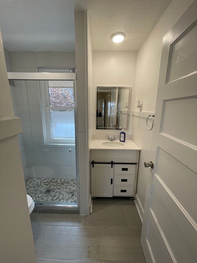 Building Photo - 825 N 6th St