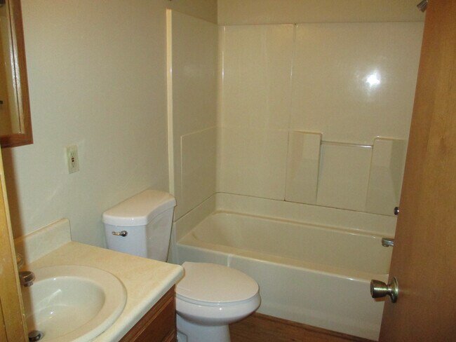 Building Photo - New Listing in Albion!!!