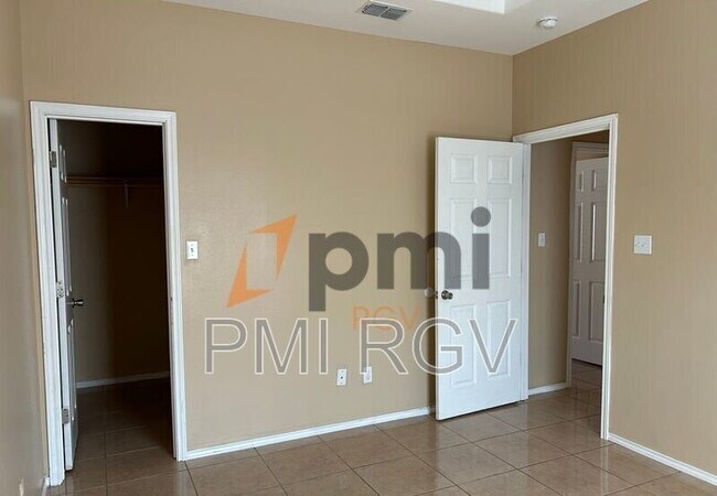 Building Photo - 2708 W Primrose Ave