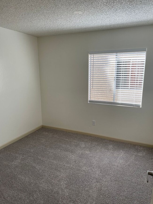 Building Photo - Bright and Charming 3 Bedroom 2 Bath Condo...