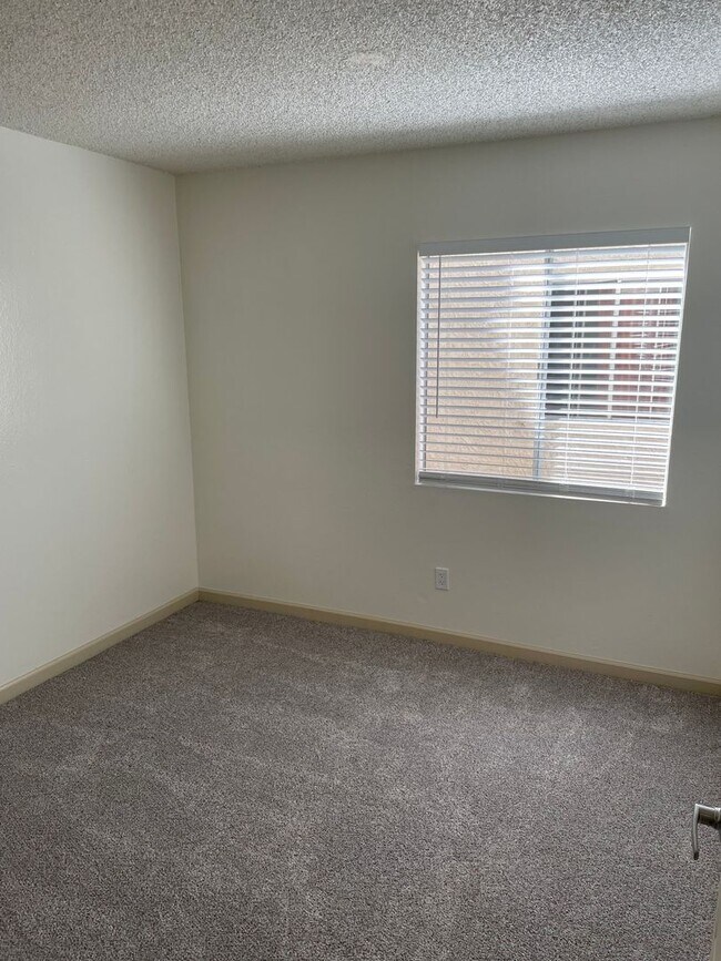 Building Photo - Bright and Charming 3 Bedroom 2 Bath Condo with Patio and A/C!