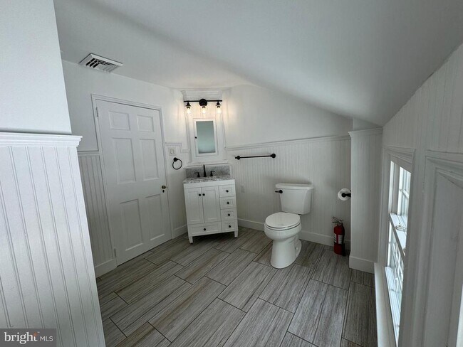 Building Photo - 553 Worthington Rd