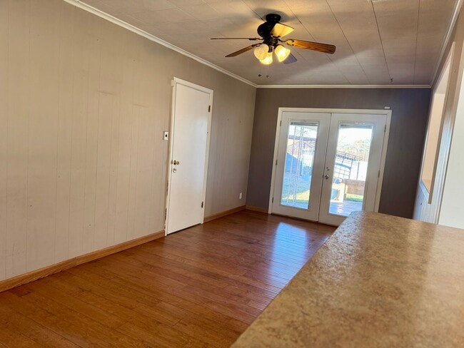 Building Photo - Spacious NE Heights Home