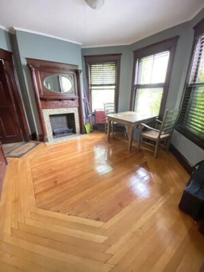 Building Photo - ALLSTON 3 BR Apartment - 9/1