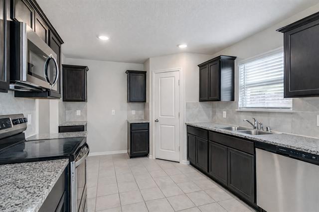 Building Photo - 914 Decker Dr