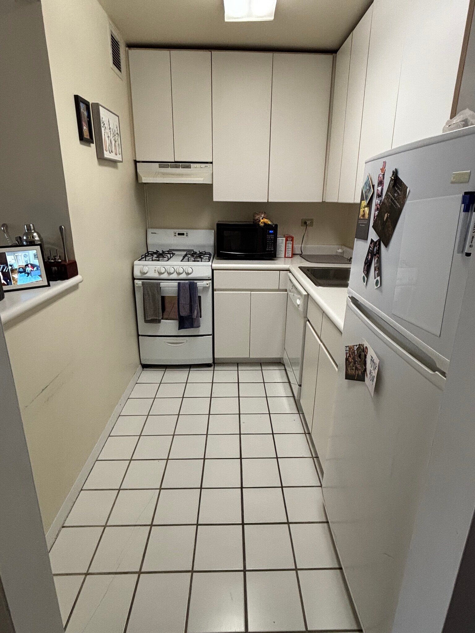 Building Photo - 215 W 95th St