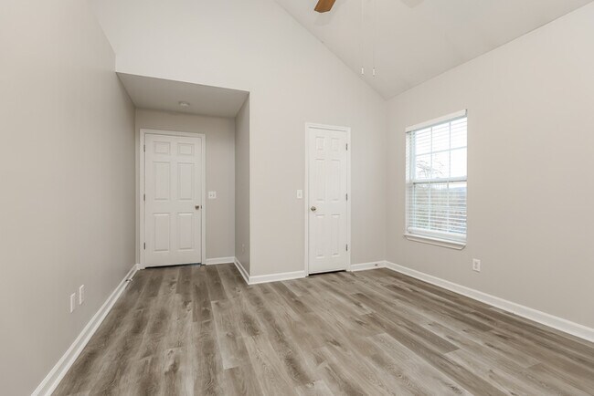 Building Photo - 230 High Chaperal Dr
