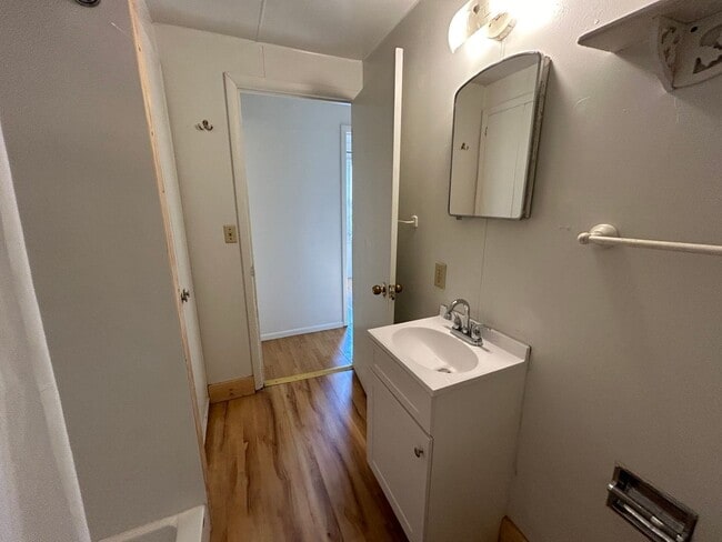 Building Photo - Large 2 Bed 1 Bath House with Fenced Yard and Washer Dryer Hookups