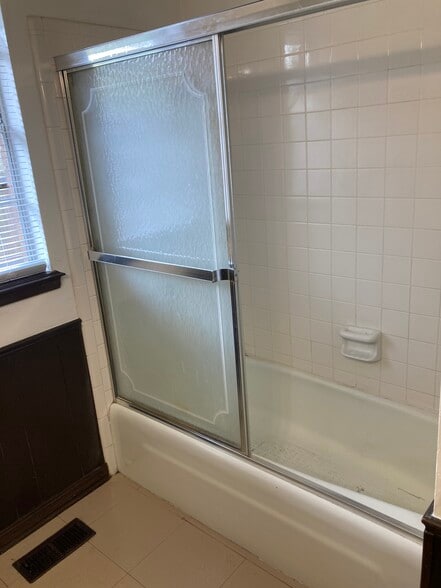 Bath #2 tub - 1400 Val Genes Rd