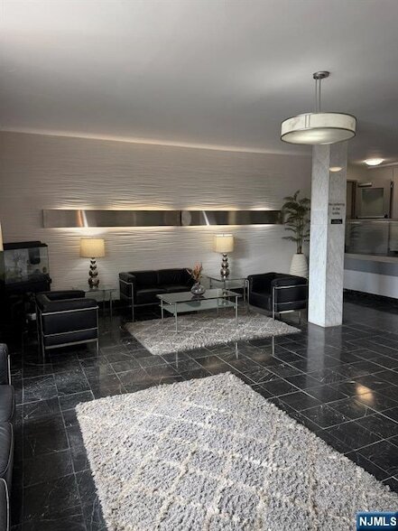 Building Photo - 39 E 39th St