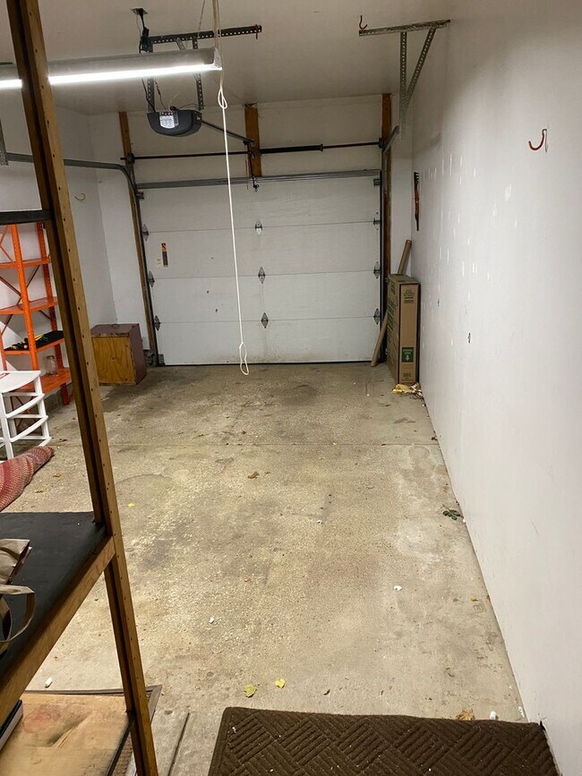 Building Photo - Three Bedroom Duplex in Rockford!