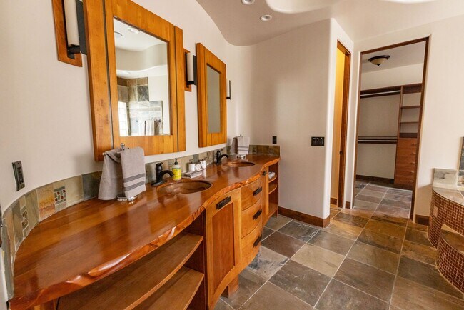 Building Photo - Furnished 3 Bedroom Entrada Home!!