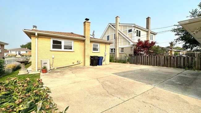 Building Photo - 4833 N Ozark Ave