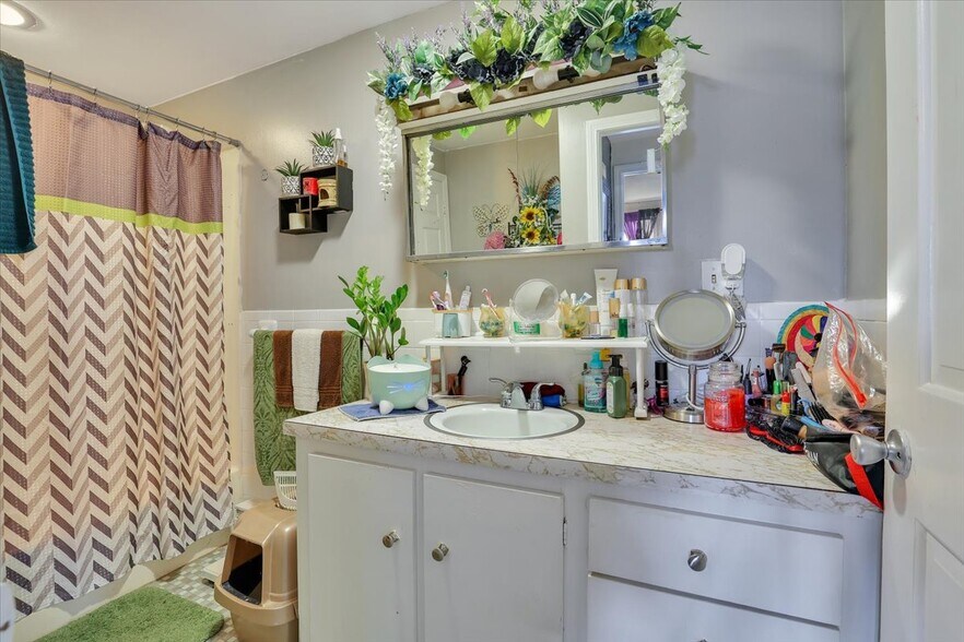 Building Photo - 1580 Hartford-New London Turnpike