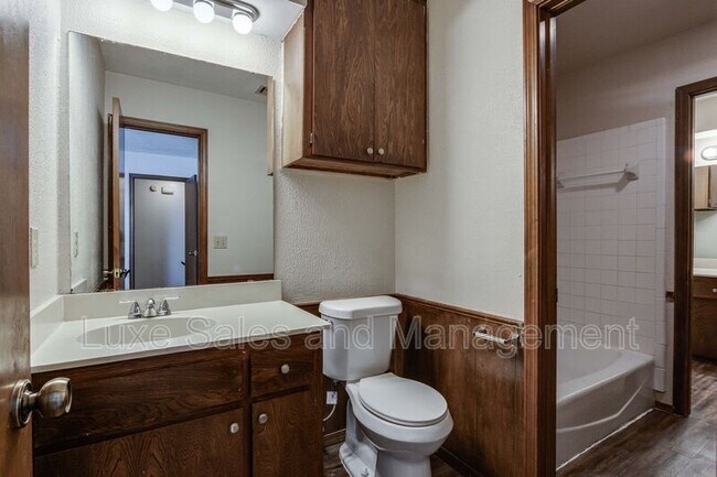 Building Photo - 6004 Paramount Dr