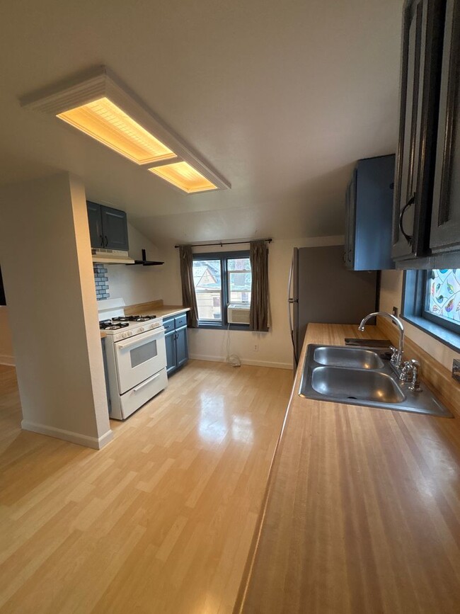 Building Photo - Central Roseville - 1 Bed, 1 Bath - New Flooring & Paint - Large Deck great for Entertaining! No ...