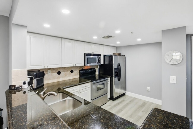 Building Photo - 520 SE 5 Ave