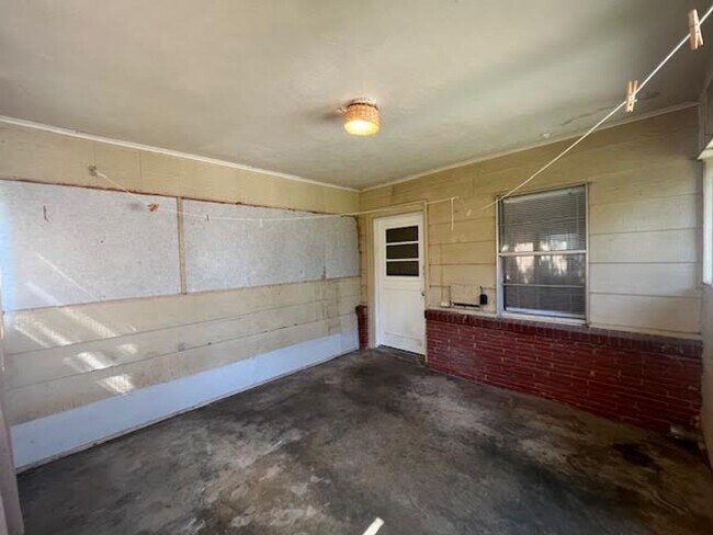 Building Photo - 305 E Stegall Dr