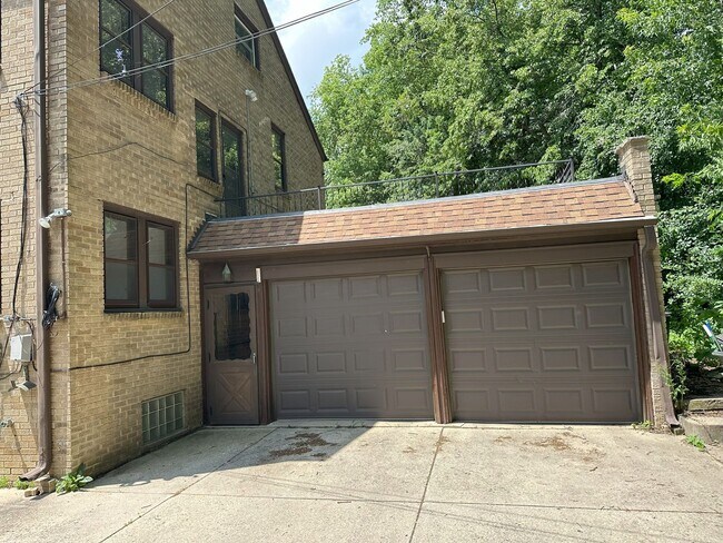 Building Photo - 1328-1330 Martha Washington Dr