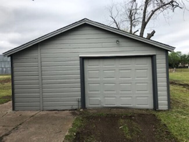 Building Photo - 3022 School St