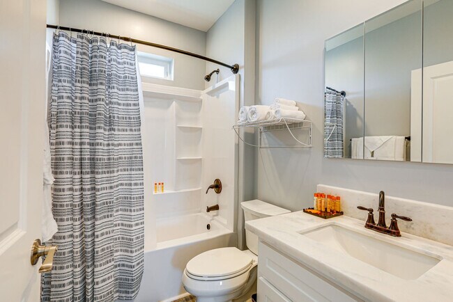 Building Photo - 6600 Thousand Oaks Dr