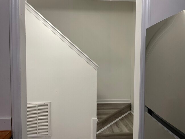 Building Photo - 6909 Glendower Rd