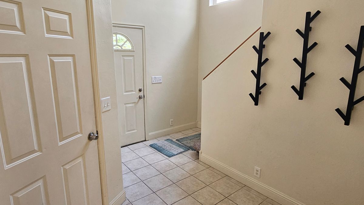 Building Photo - 910 Powder Valley Rd