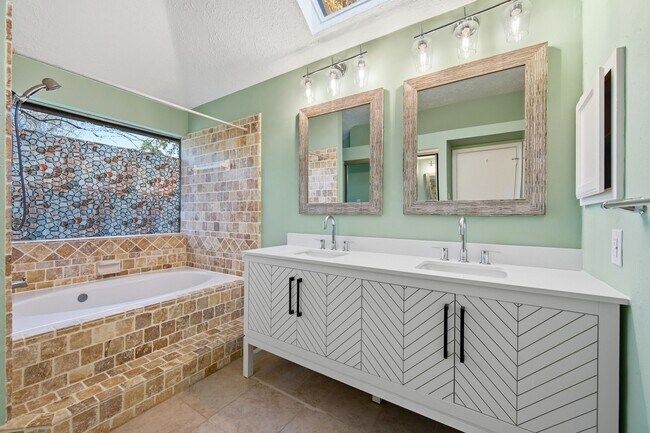 Building Photo - 2835 Twin Knolls Dr