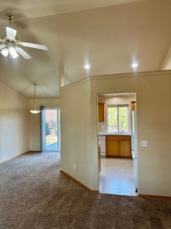 Building Photo - Ranch Style Home in NE Bend!  Fenced in backyard!